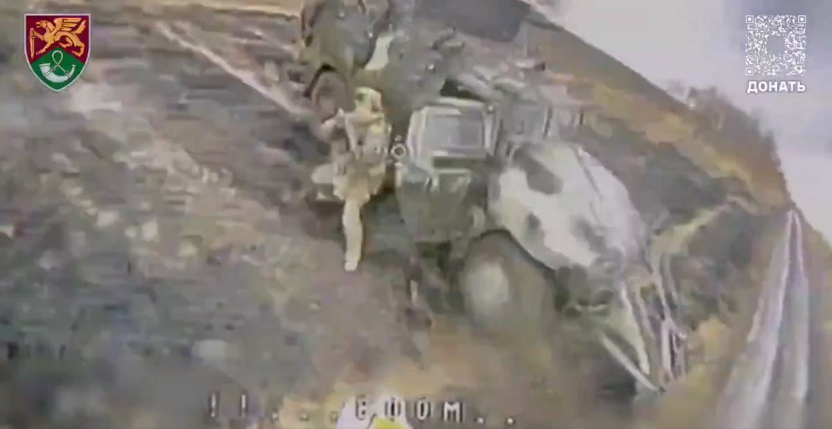 烏克蘭第 71 獵兵旅的 FPV 無人機，將俄軍的作戰裝備變成廢金屬。 圖：翻攝自 Defense of Ukraine X 帳號