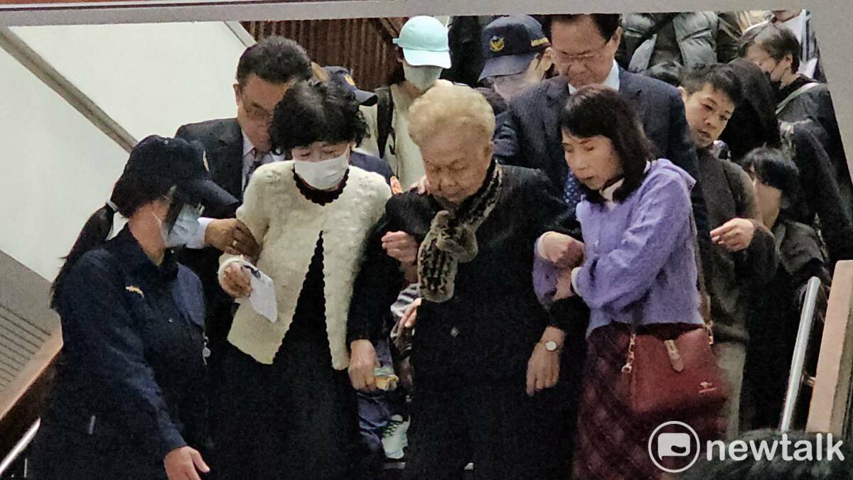 陳佩琪於庭訊結束後，攙扶柯媽緩緩走下樓梯。 圖：林昀真/攝