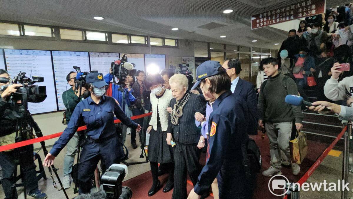 庭訊結束後，陳佩琪攙扶柯媽離開台北法院。 圖：林昀真/攝