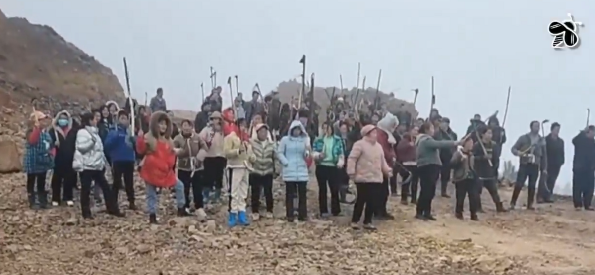 貴州省黔南州惠水縣濛江街道大保村老四組的上百名苗族村民，於 2 月中旬發起維權行動，並持續至近日。 圖：翻攝自昨天 X 帳號