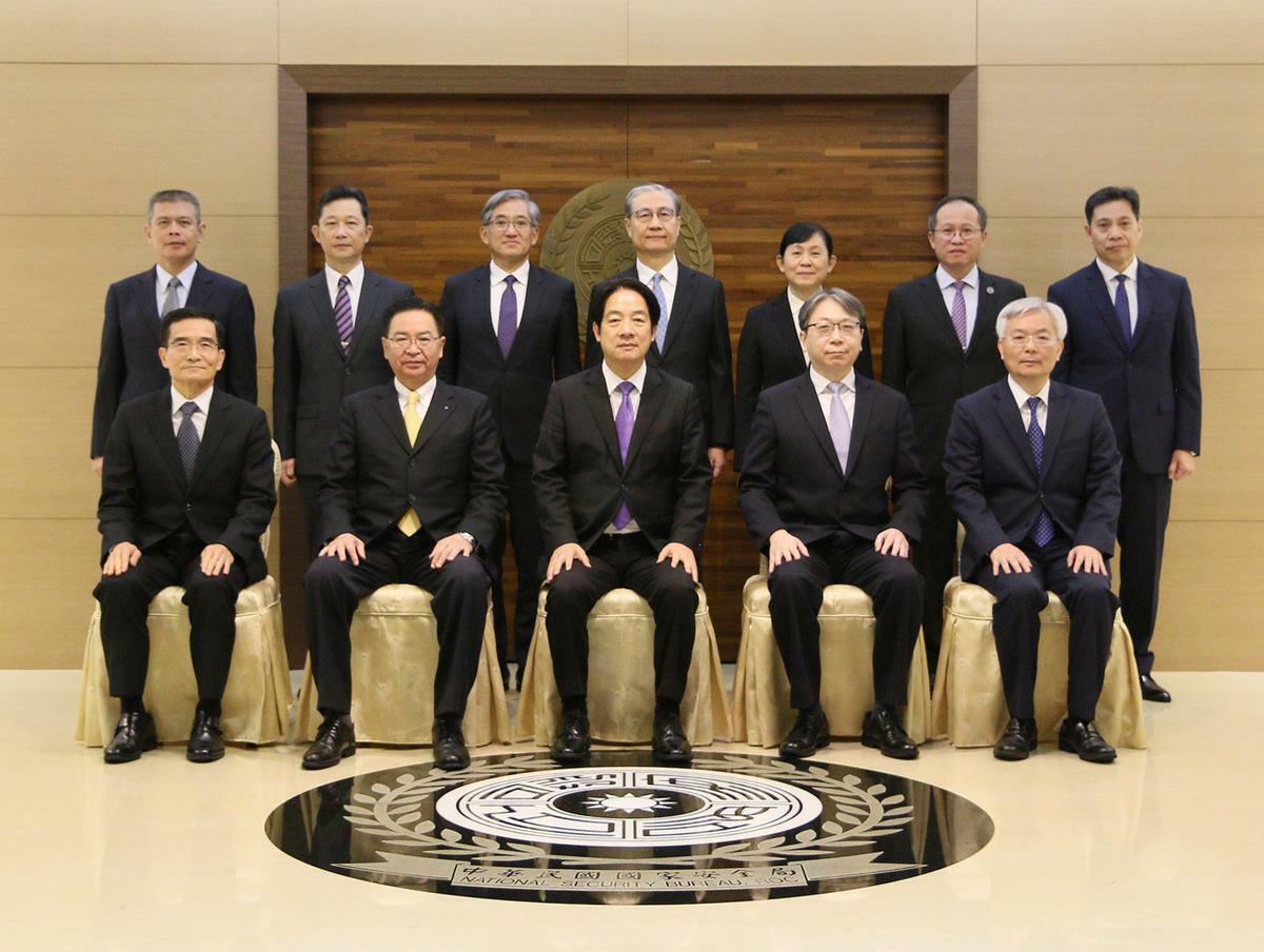 賴清德總統與國安會秘書長暨國安情報團隊首長合影。 圖：國安局提供