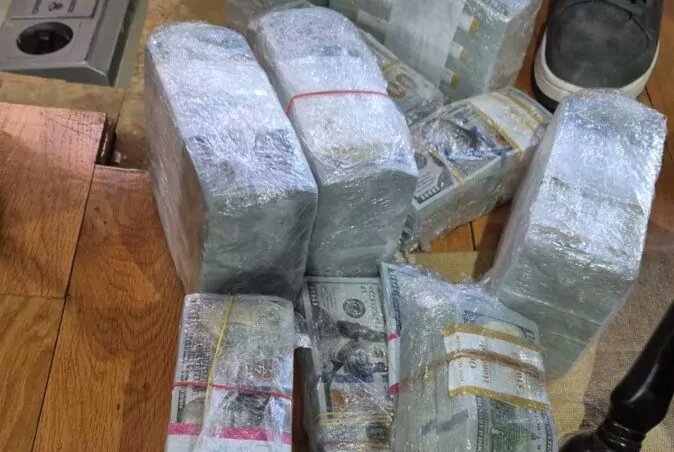 羅馬尼亞總檢察院在喬治斯庫的一位保鑣家中地下室保險箱內發現多達 1000 萬美元的現金以及飛往莫斯科的機票，推測其可能為喬治斯庫接受俄羅斯協助干預總統選舉的證據。 圖：翻攝自 @AlexandruC4 X 帳號