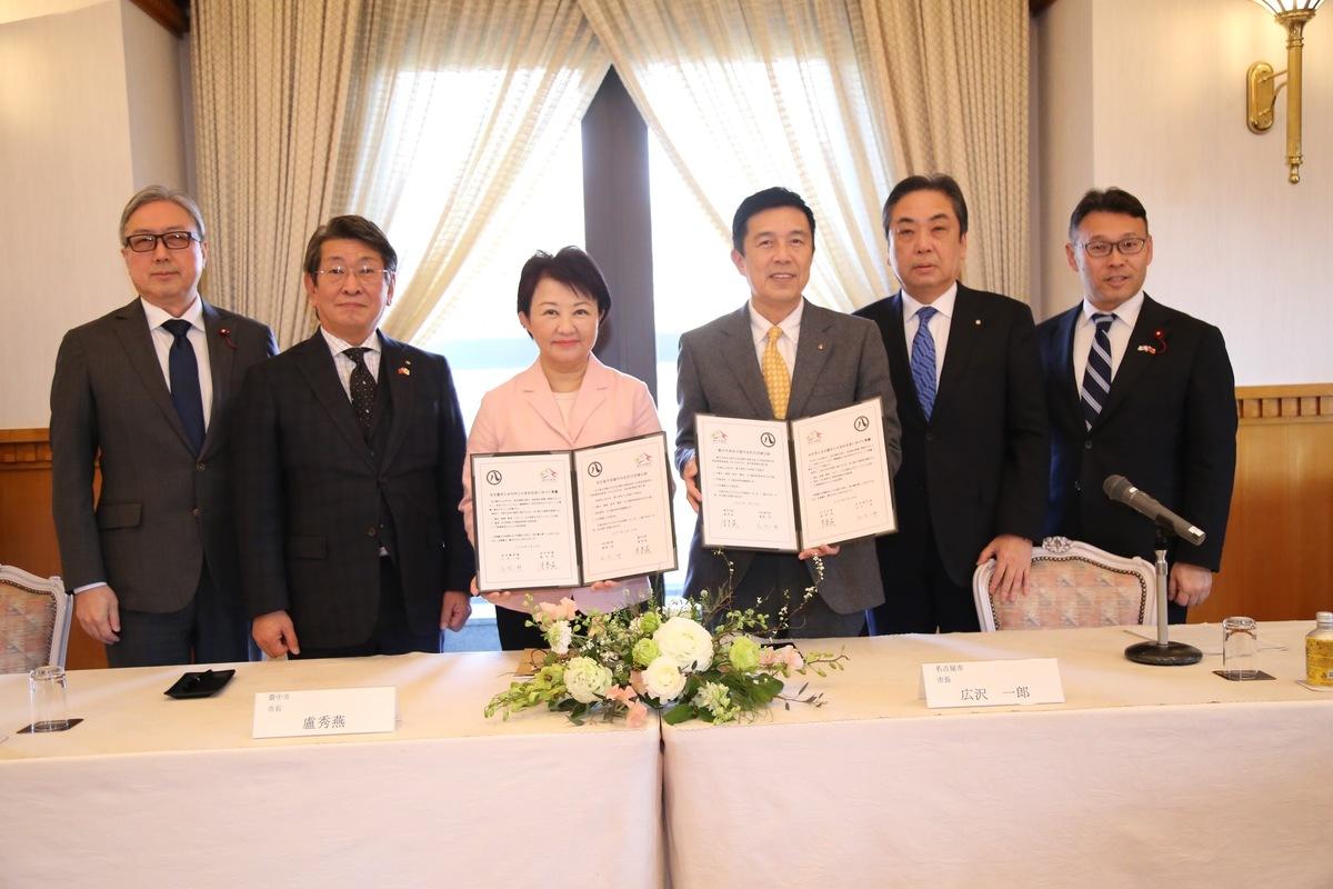 台中市長盧秀燕與名古屋廣澤一郎市長等人合影。 圖：台中市政府/提供