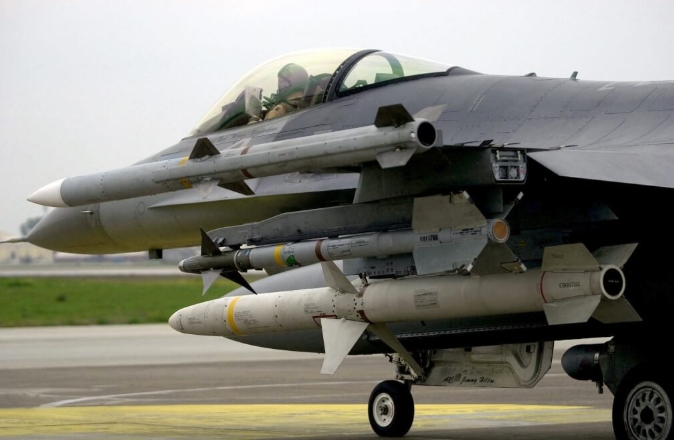 美軍F-16戰機機翼由上至下分別掛載AIM-120、AIM-9與AGM-88三種飛彈。 圖 : 翻攝自維基百科