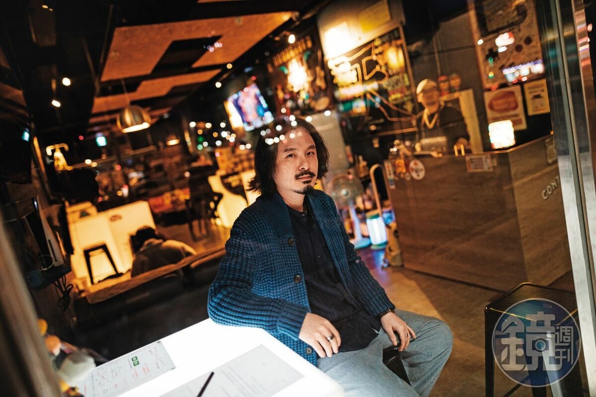許先生說，前幾天環保局人員來店裡稽查，連稽查人員都好奇他的酒吧怎會被人一次檢舉這麼多項目，許先生推測，應是成為連署站後遭人惡意檢舉。 圖：鏡傳媒