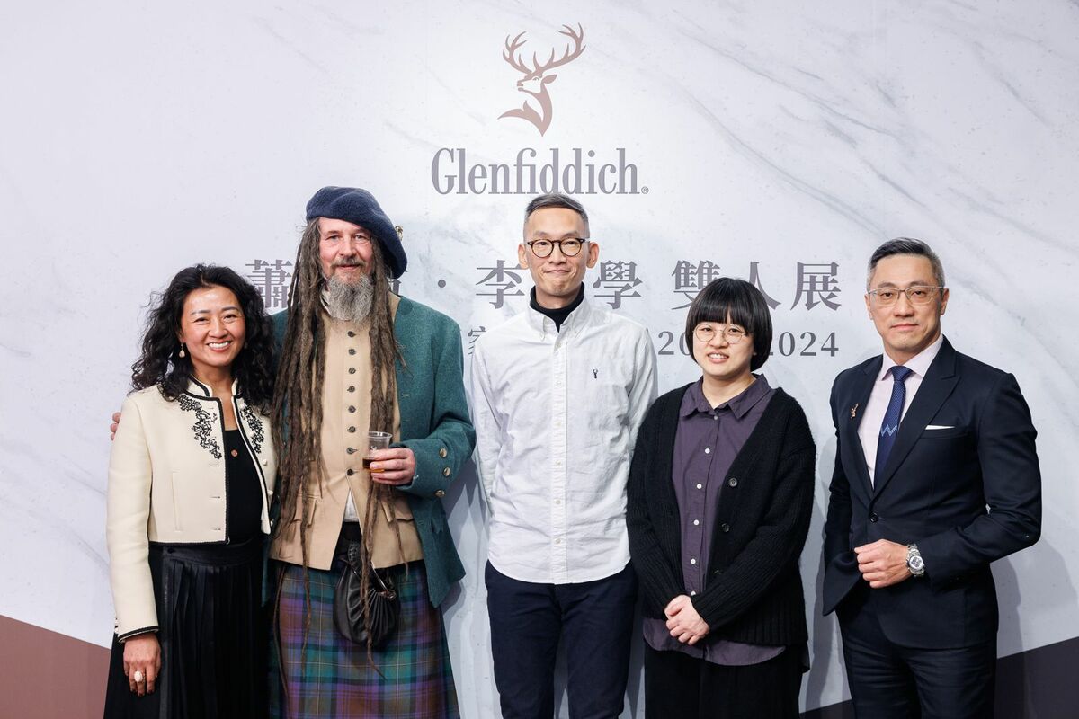 參與格蘭菲迪2023-2024藝術家駐村計畫，並以《彩虹在發生──蕭筑方・李明學雙人展》展出成果的藝術家李明學與藝術家蕭筑方。 圖：格蘭菲迪提供
