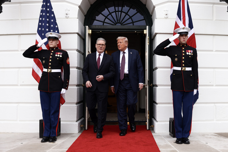 英國首相施凱爾（左2）與美國總統川普（右2）27日在白宮會談。 圖：英國首相府提供／中央社