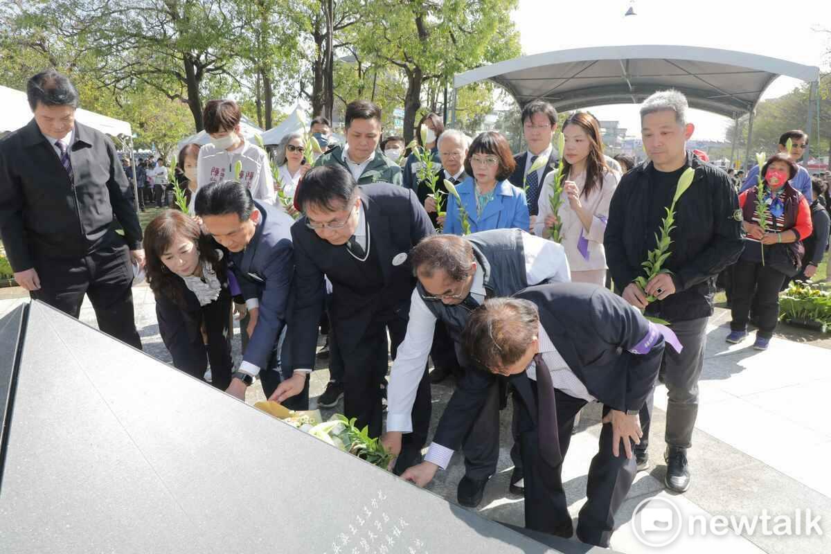 「台南市各界紀念228事件78週年和平追思會」在台南市安平區228紀念公園舉行，由台南市長黃偉哲主持，邀請228事件受難者家屬、台南市228關懷協會、台南縣228公義和平救世會等機構與會，一同追思歷史，表達對228事件的深切關懷與紀念。 圖：台南市政府提供
