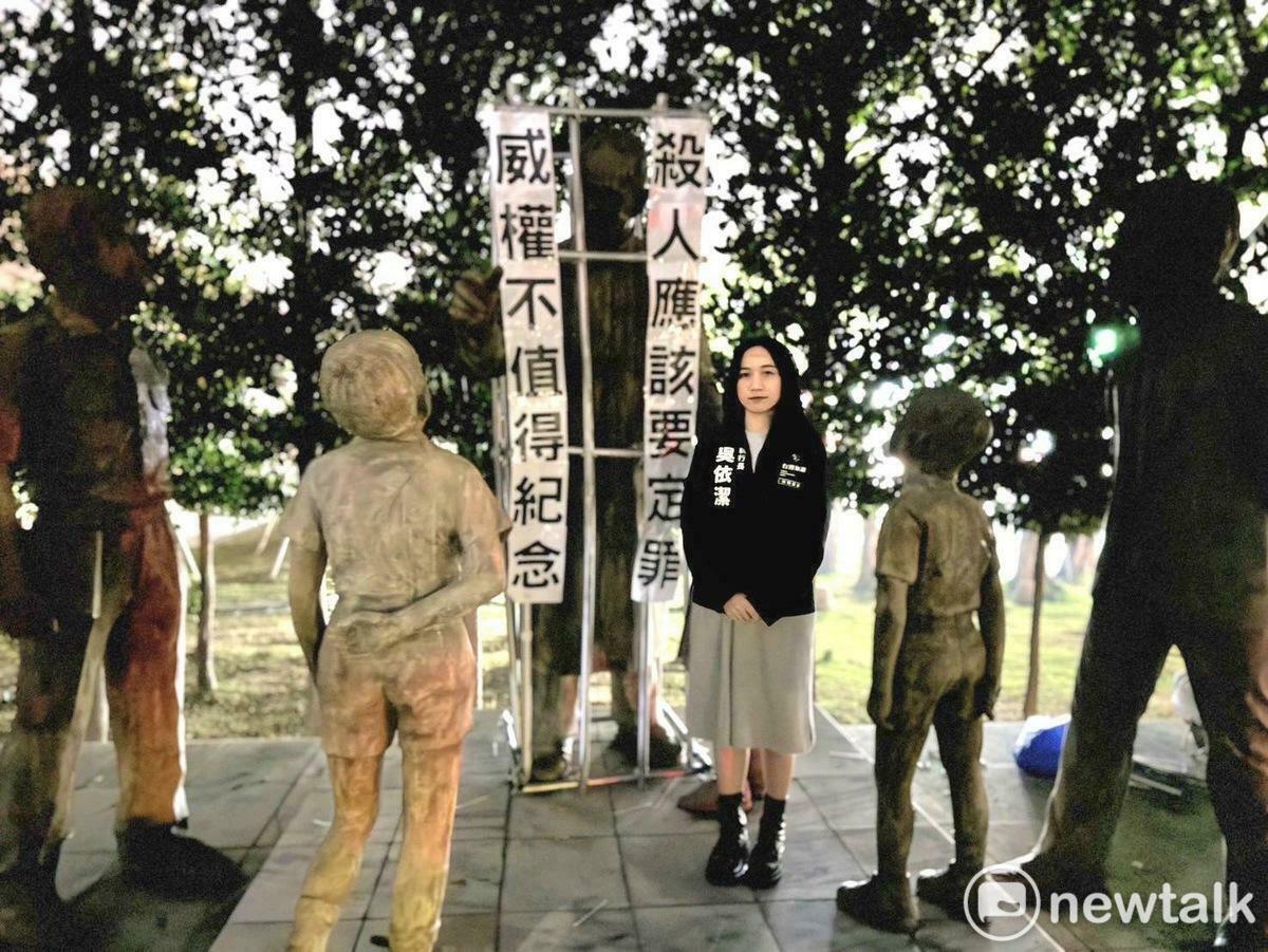 台灣基進黨台南市黨部主委吳依潔今日凌晨至台南市文化中心外的《承先啟後》蔣介石銅像雕塑作品，將自製的牢籠罩住在蔣介石銅像，並貼上寫有「威權不值得紀念，殺人應該要定罪」的標語。 圖：台灣基進黨提供