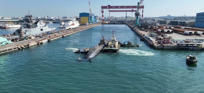 台船公司表示，國造潛艦原型艦「海鯤號」28日移至測試碼頭，進行後續主機調校與繫泊試俥等測試。 圖：台船提供／中央社