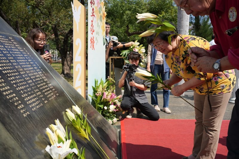屏東縣政府每年在屏東公園228紀念碑前舉辦紀念音樂會，並邀請受難者家屬參與，一同悼念受難者以及反思歷史，會後參與者一同獻花致意。 圖：中央社