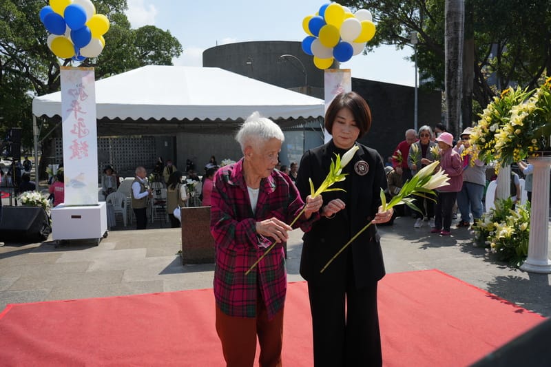 屏東縣政府在屏東公園228紀念碑前舉辦紀念音樂會，縣長周春米（右）與受難者家屬張林淑汝（左）在會後一同獻花。 圖：中央社
