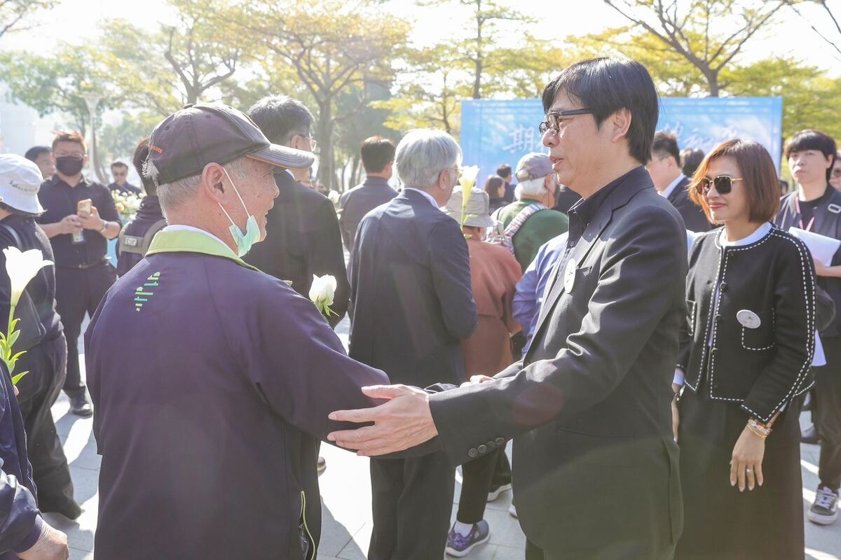 高雄市長陳其邁向現場受難者家屬及前來獻花的民眾表達慰問。 圖：高雄市政府 提供