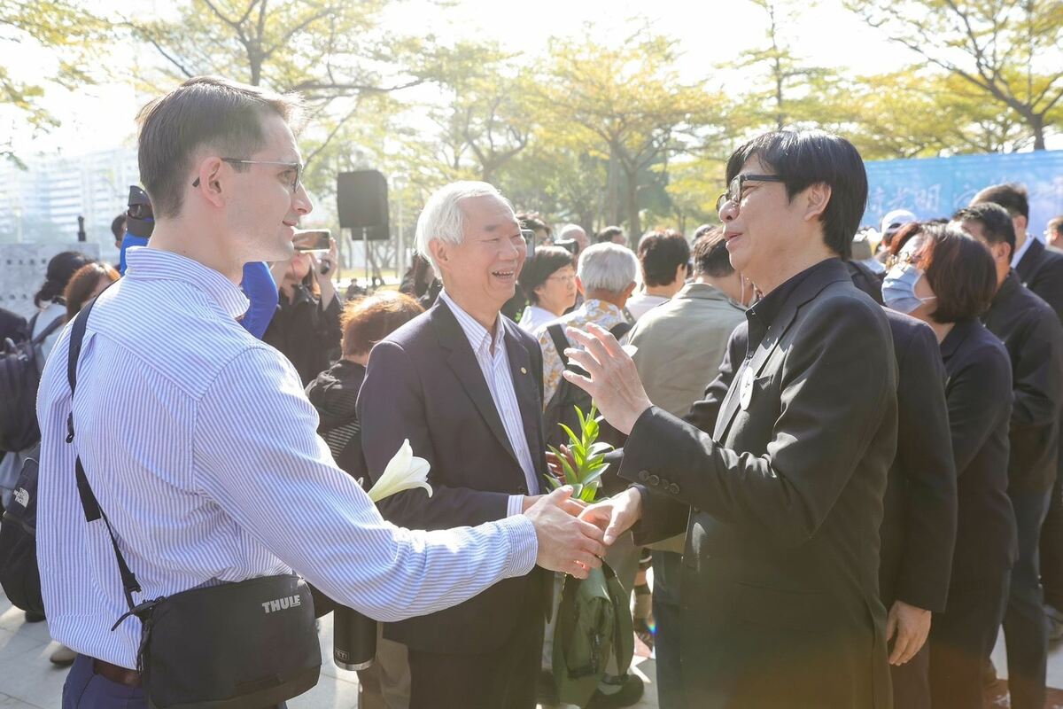 高雄市長陳其邁向現場受難者家屬及前來獻花的民眾表達慰問。 圖：高雄市政府 提供