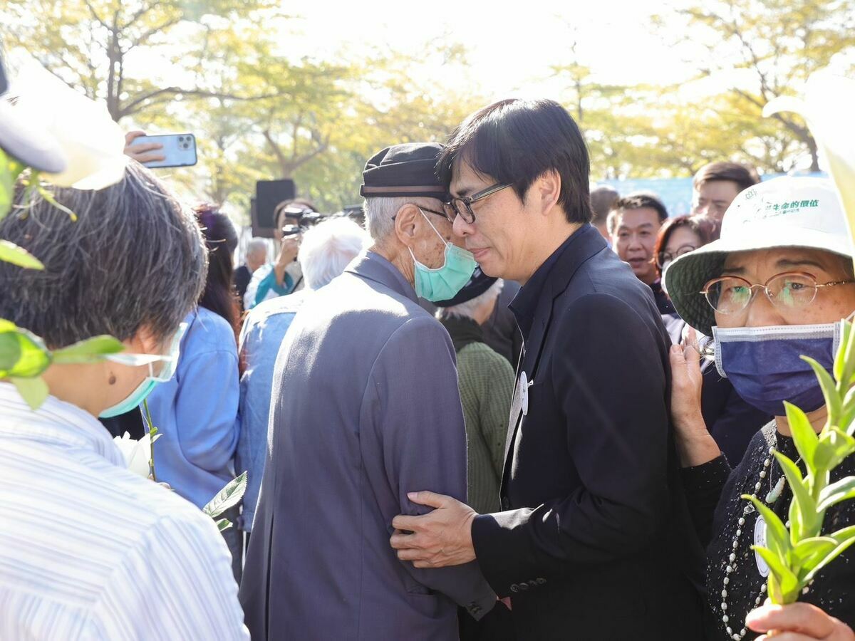 高雄市長陳其邁向現場受難者家屬及前來獻花的民眾表達慰問。 圖：高雄市政府 提供