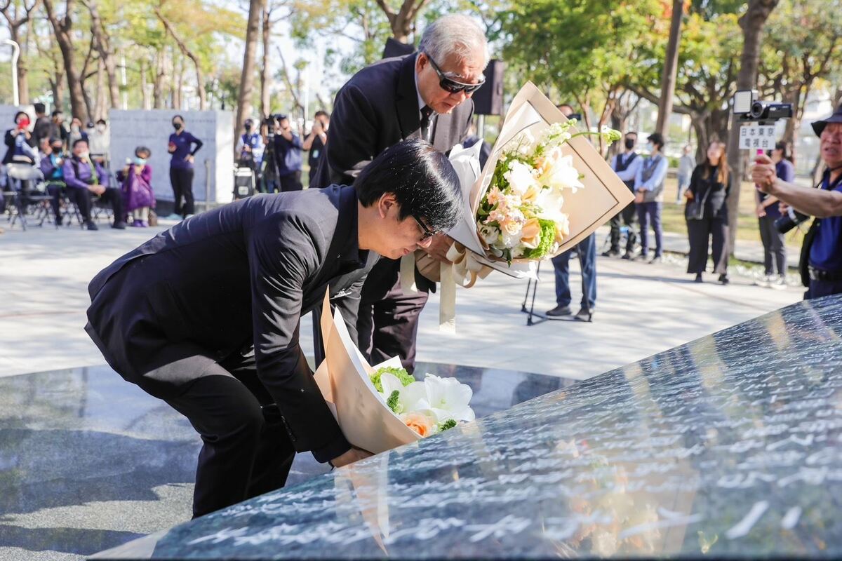 高雄市長陳其邁出席二二八事件78周年追思紀念儀式，獻上象徵純潔、自由及堅忍生命力的百合花，悼念捍衛自由民主而逝去的生命，誠摯慰問受難者家屬。  圖：高雄市政府 提供