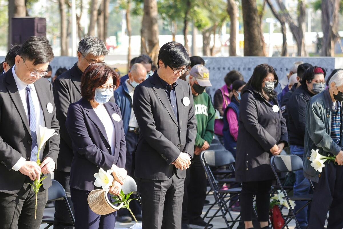 高雄市長陳其邁出席二二八事件78周年追思紀念儀式，獻上象徵純潔、自由及堅忍生命力的百合花，悼念捍衛自由民主而逝去的生命，誠摯慰問受難者家屬。  圖：高雄市政府 提供