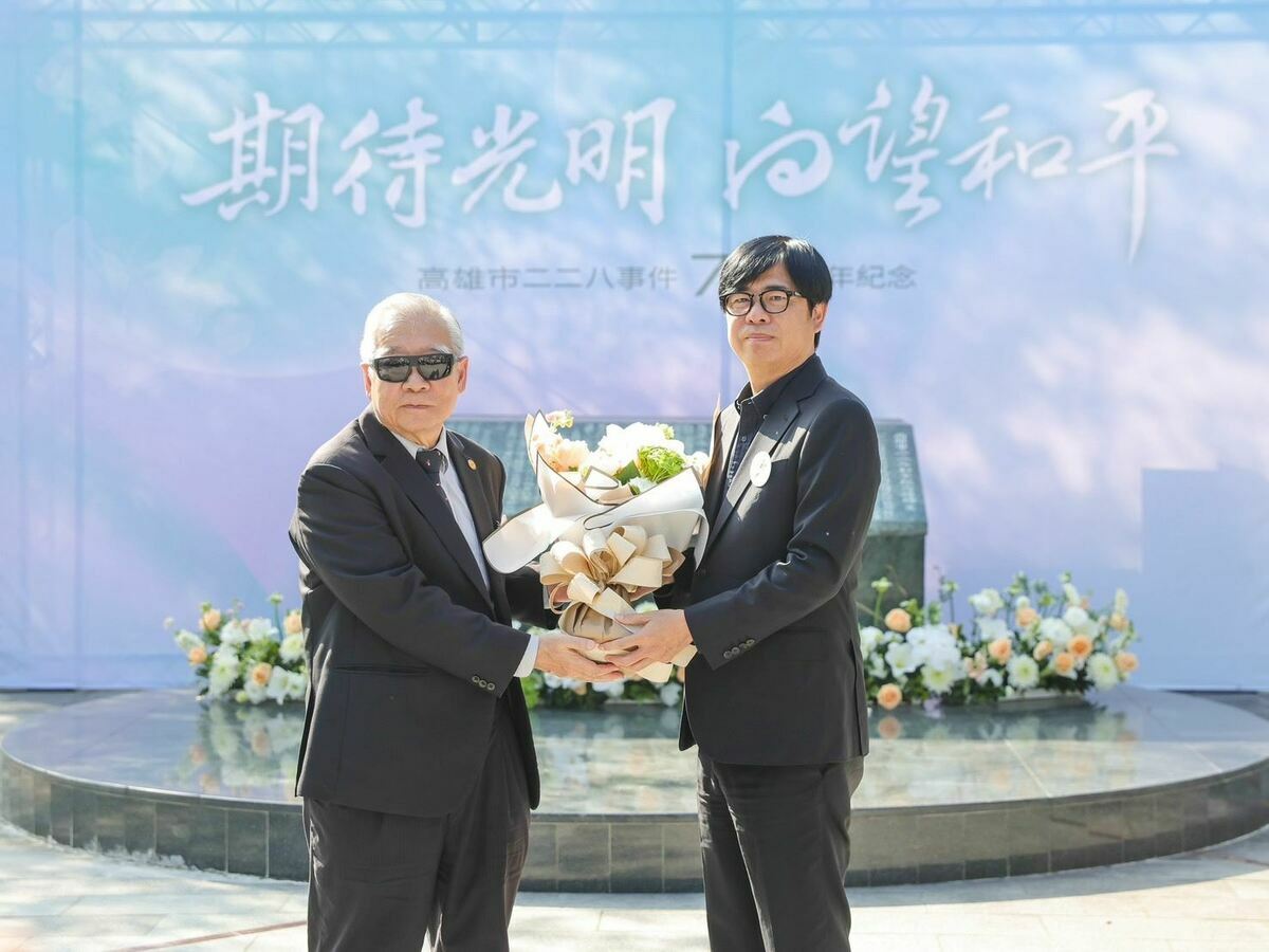 受難者家屬代表——二二八關懷總會王文宏理事長，獻上最誠摯的慰問，並感謝所有受難的家屬，祝福平安順心。 圖：高雄市政府 提供