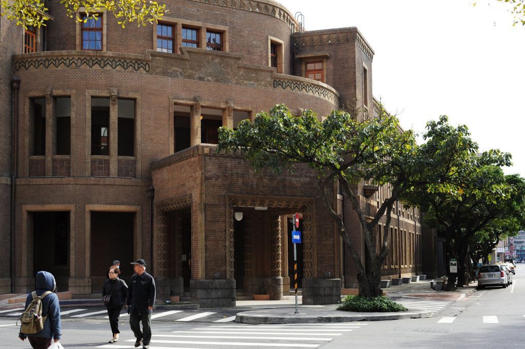 原美國在台新聞處，有完整的美國政府官方資料、風土民情及赴美留學資訊，也提供部分場地作為藝文及美術展覽之用。現為二二八國家紀念館。 圖：擷取自二二八國家紀念館 Facebook 粉絲專頁