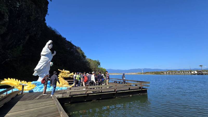位在宜蘭外海的龜山島因颱風「康芮」重創，滿目瘡痍，經修復近4個月後完工，3月1日起至11月底重新開放觀光登島。 圖：東北角管理處提供／中央社