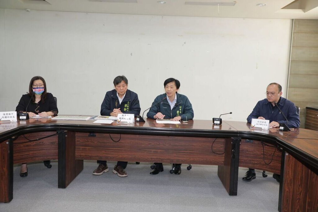 台南市一名國中學生去世，疑在學校遭霸凌及餵毒，家長在臉書揭露此事，掀起議論，台南市副市長葉澤山（右2）等人28日召開記者會說明。 圖：台南市政府提供