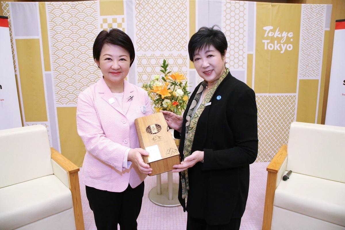 台中市長盧秀燕與東京都知事小池百合子有相同背景，從主播、國會議員到擔任市長，兩人首度相見歡。 圖：台中市政府／提供