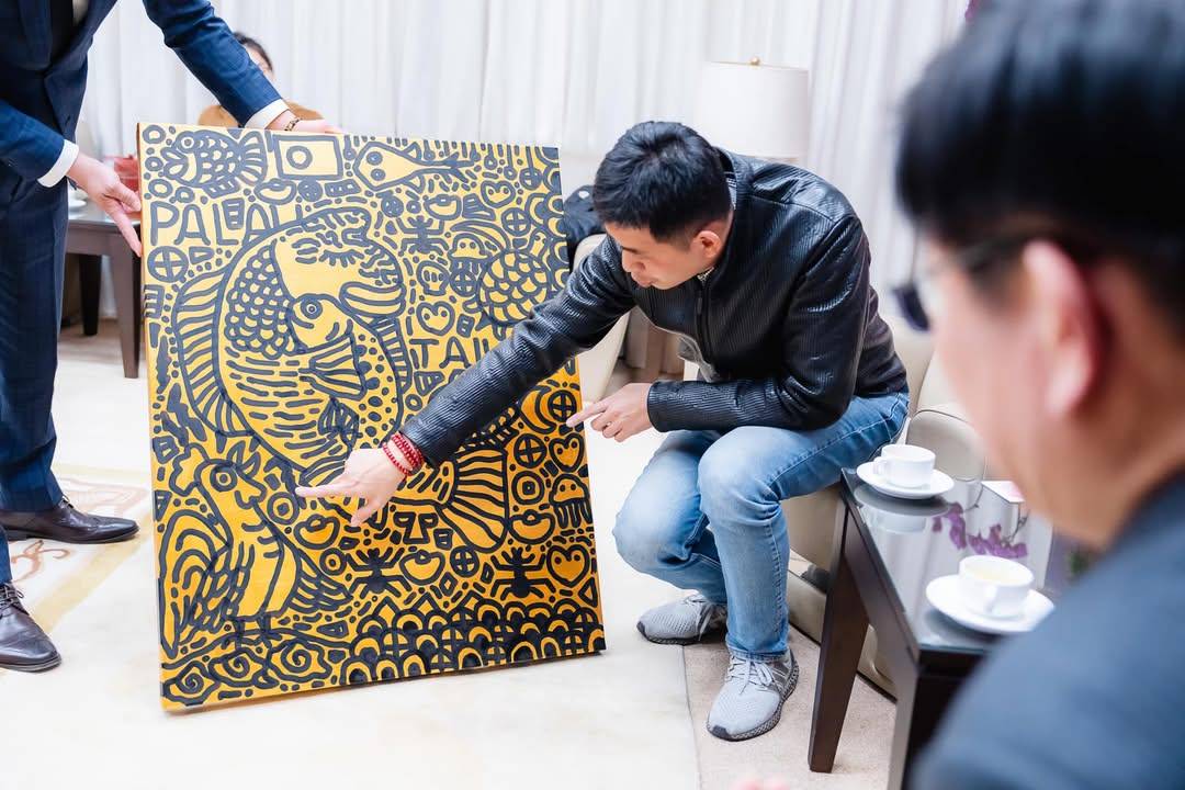 吳品諭詳細向林佳龍介紹畫作內容。 圖：翻攝林佳龍臉書