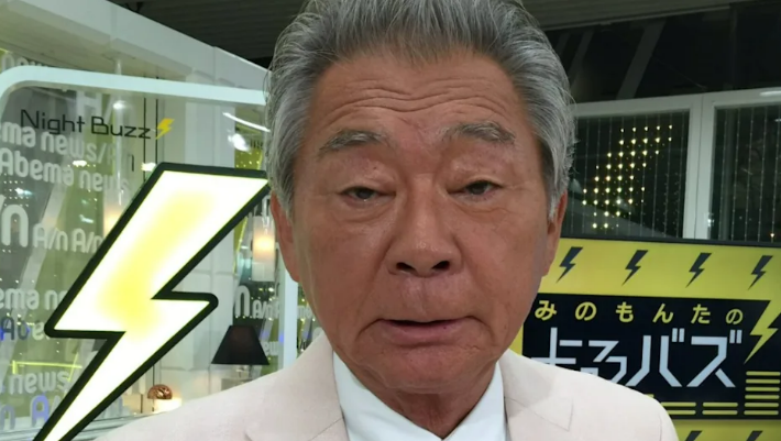 日本知名主持人三野文太1日逝世，享壽80歲，曾創下單週電視出鏡最多紀錄，因餐廳噎食昏迷搶救逾月不治。 圖：翻攝自x平台