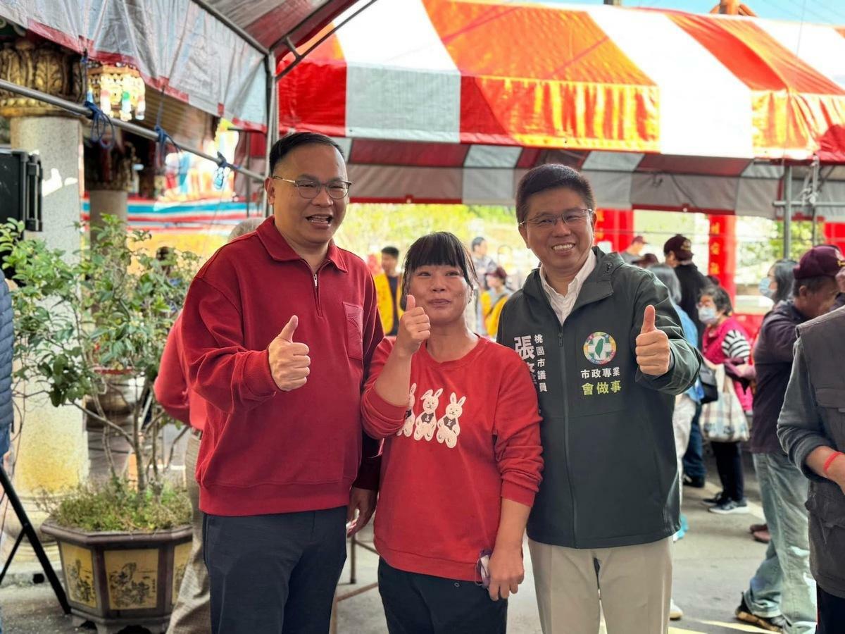 民進黨立委王義川（左）今（1）日出席桃園八德三元宮祈福活動。右為桃園市議員張肇良。 圖：張肇良 fb