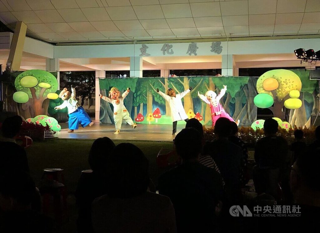 228事件紀念基金會1日晚間在嘉義市文化局廣場舉辦「掖種發芽」紀念巡演活動，透過音樂、戲劇呈現228受難者陳澄波等人的故事，盼喚起大眾對這段歷史的記憶，並思考當今的自由與民主多麼得來不易。 圖:中央社提供