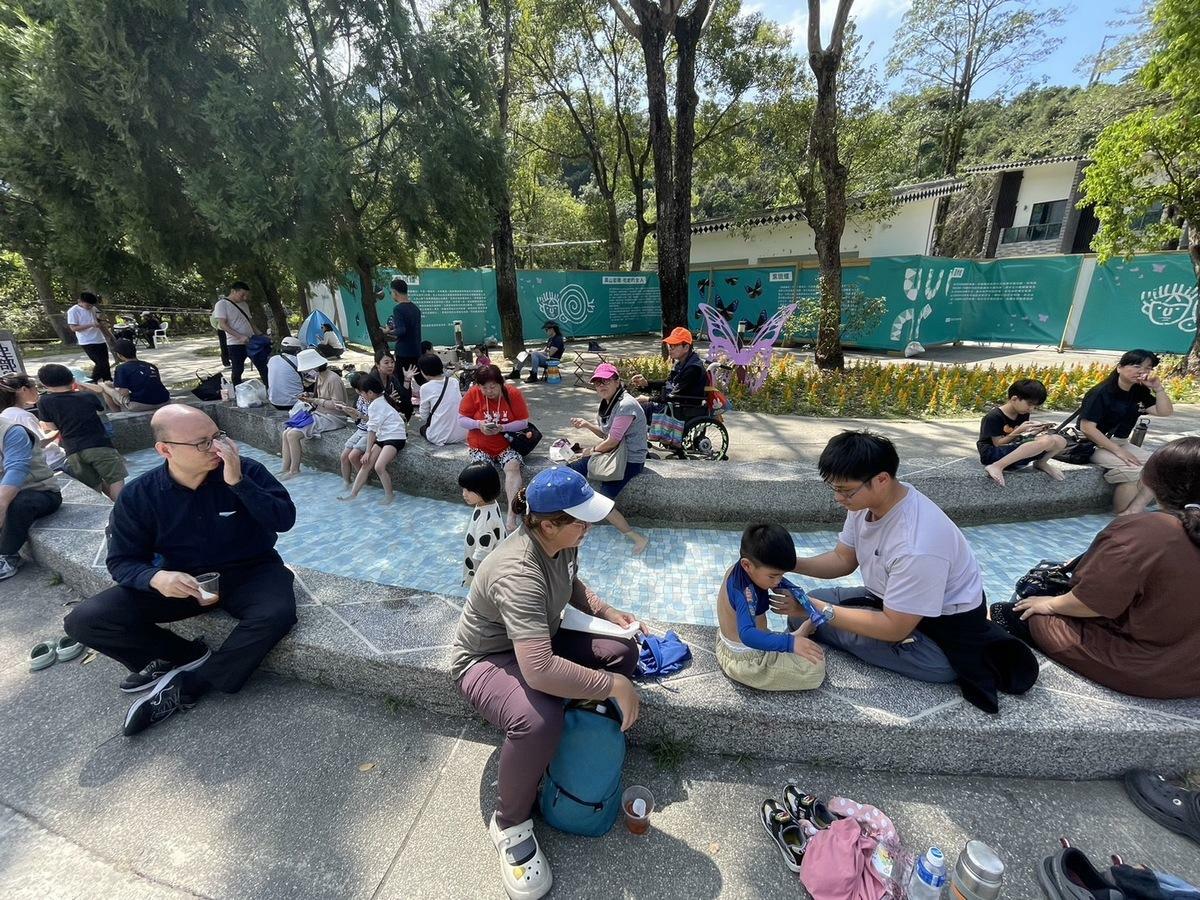 情人谷溫泉開放預約泡湯，吸引不少遊客前往泡暖湯。 圖：高雄市原民會/提供