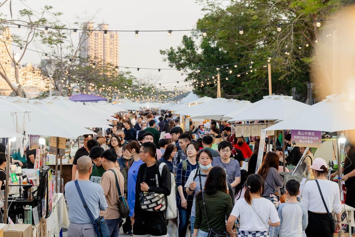 「高雄潮玩祭」現場有近百攤的特色市集。 圖：高雄市觀光局/提供