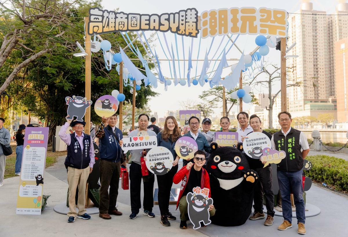 與會貴賓在打卡裝置藝術前合照。 圖：高雄市觀光局/提供
