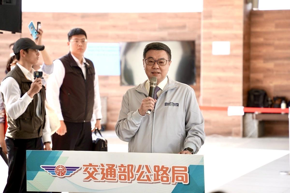 卓榮泰(右)聽取高屏2快計畫簡報及現地視察。 圖：屏東縣政府/提供