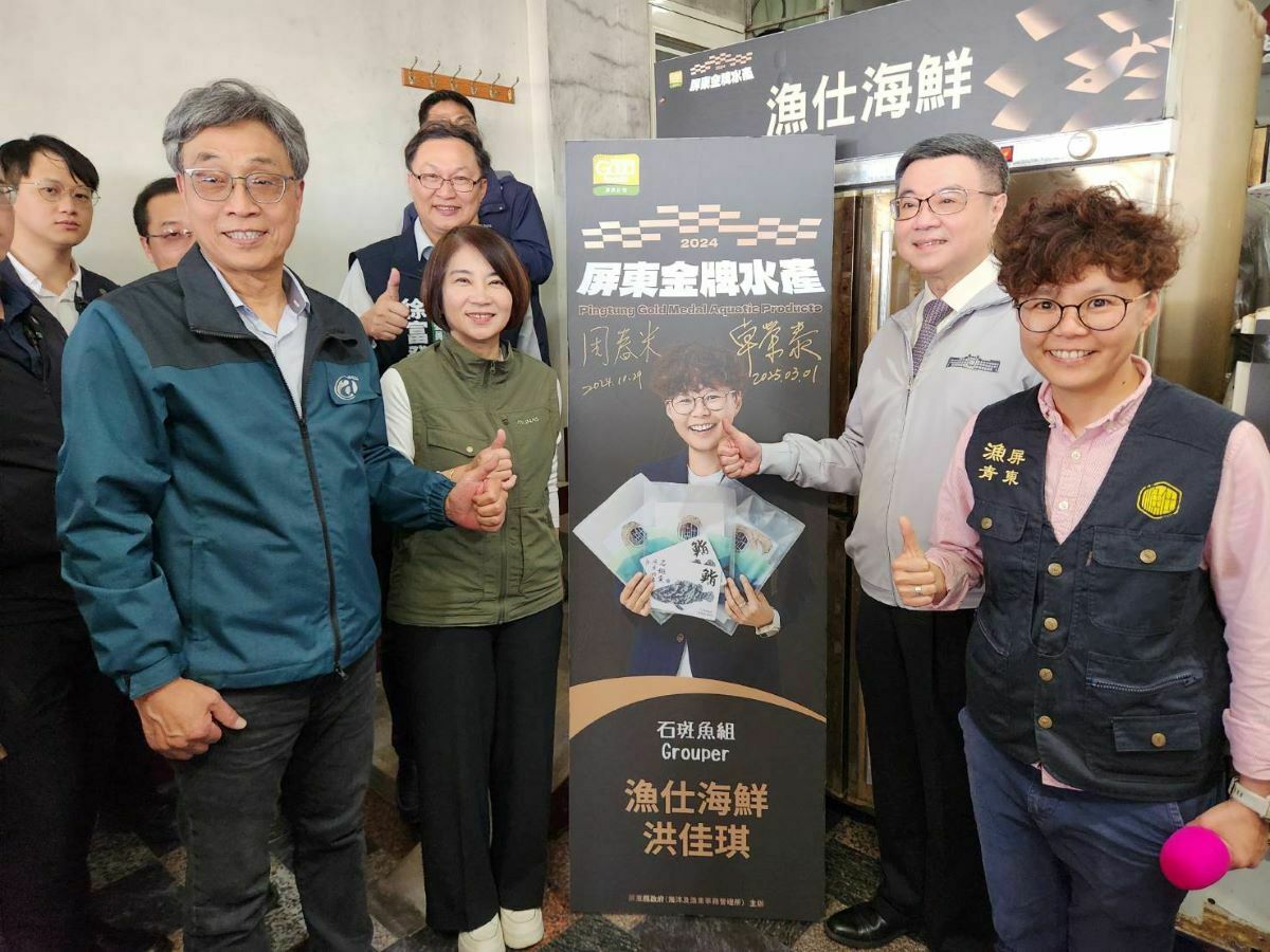 卓榮泰(前排右二)、陳駿季(前排左一)、周春米(前排左二)訪視枋寮龍虎斑養殖產業。 圖：屏東縣政府/提供