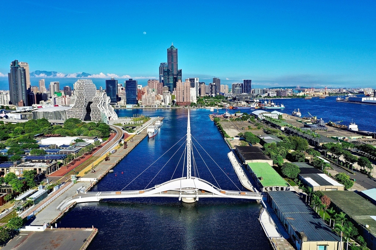 愛河灣「大港橋」及駁二藝術特區、棧庫群近年來躍升高雄知名觀光景點。 圖：高雄市觀光局/提供