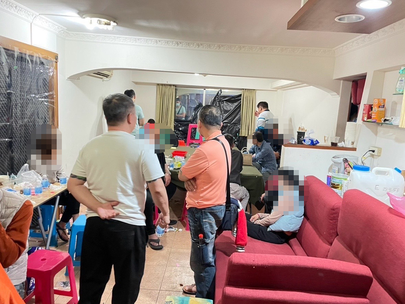 楊姓男子涉嫌在高雄苓雅區武廟路透天厝開設天九牌職業賭場，警方2日凌晨查緝搜索，逮捕楊男及賭客等38人，並查扣賭金、賭具等證物。 圖：中央社/高雄市警察局苓雅分局提供