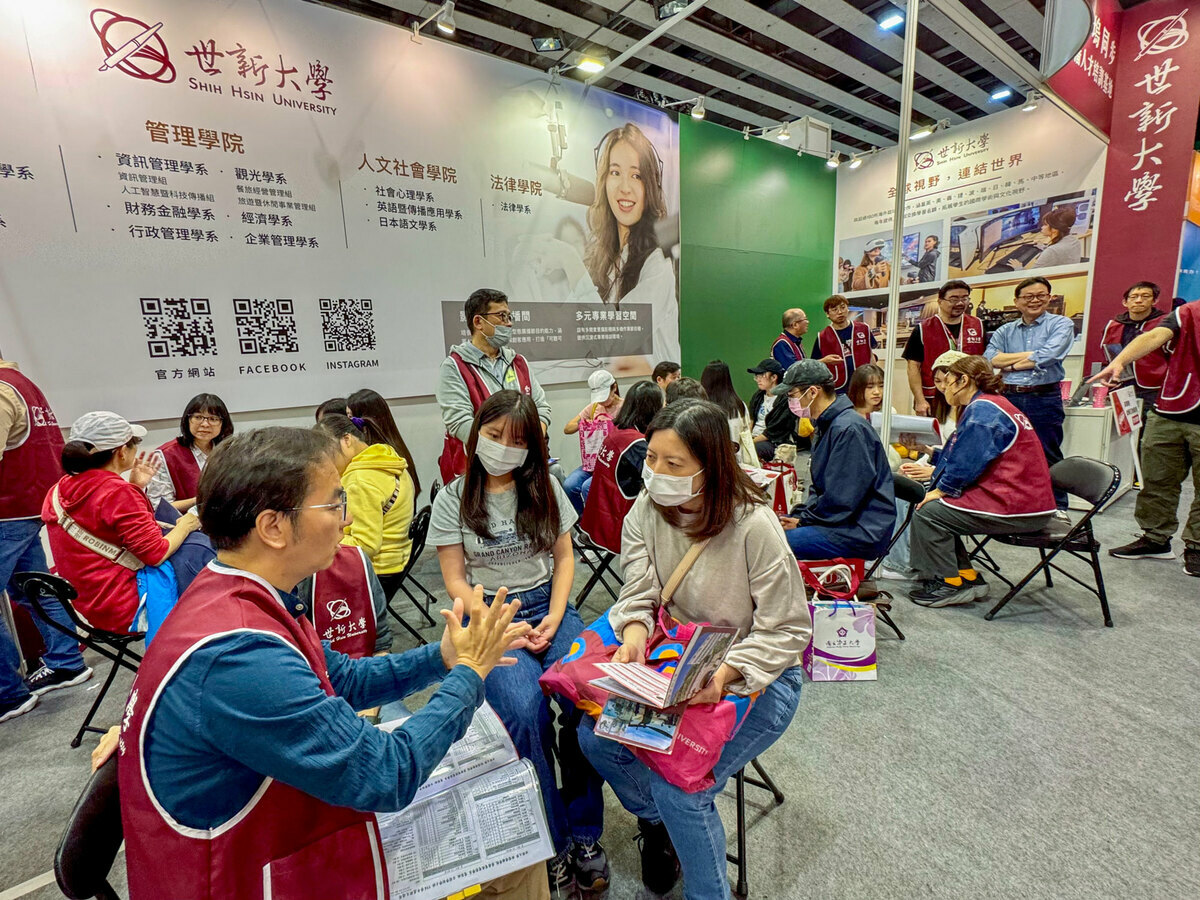 2025 大學博覽會於 1 、 2 兩日於台北、高雄二地同步舉辦，吸引大量學生家長參觀。其中，世新大學以其專業、創新的實力以及與產業接軌的課程設計，吸引民眾的關注。 圖：世新大學 提供
