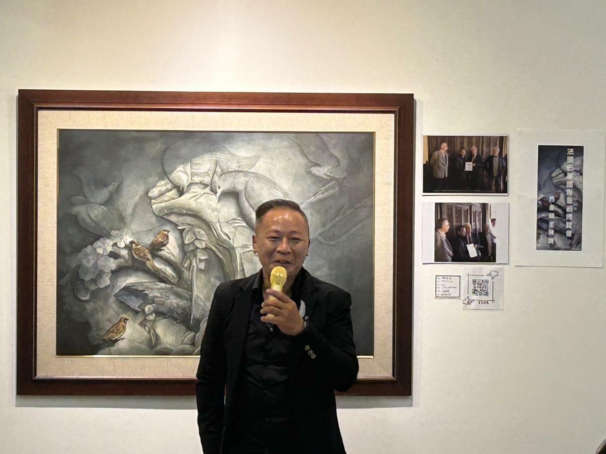 陳明順說明他從中醫師到藝術家的創作歷程。 圖：于達國際/提供