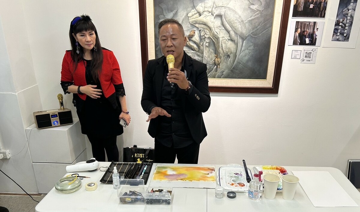 陳明順(右)親自示範水彩創作，分享他的技法與藝術理念。 圖：于達國際/提供