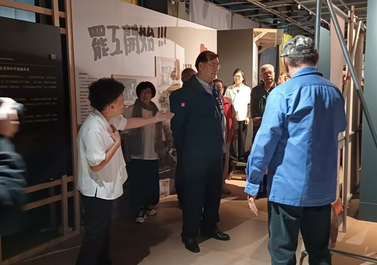 《流經歲月》讓江健興(中)有重返現場，想直接參與演出的衝動。 圖：高雄勞工博物館/提供
