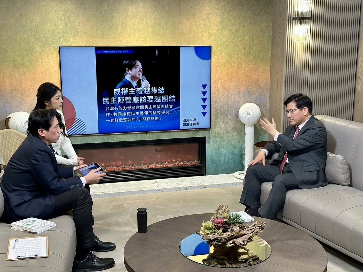 外交部長林佳龍接受網路節目「下班瀚你聊」主持人黃暐瀚專訪。 圖:取自下班瀚你聊臉書