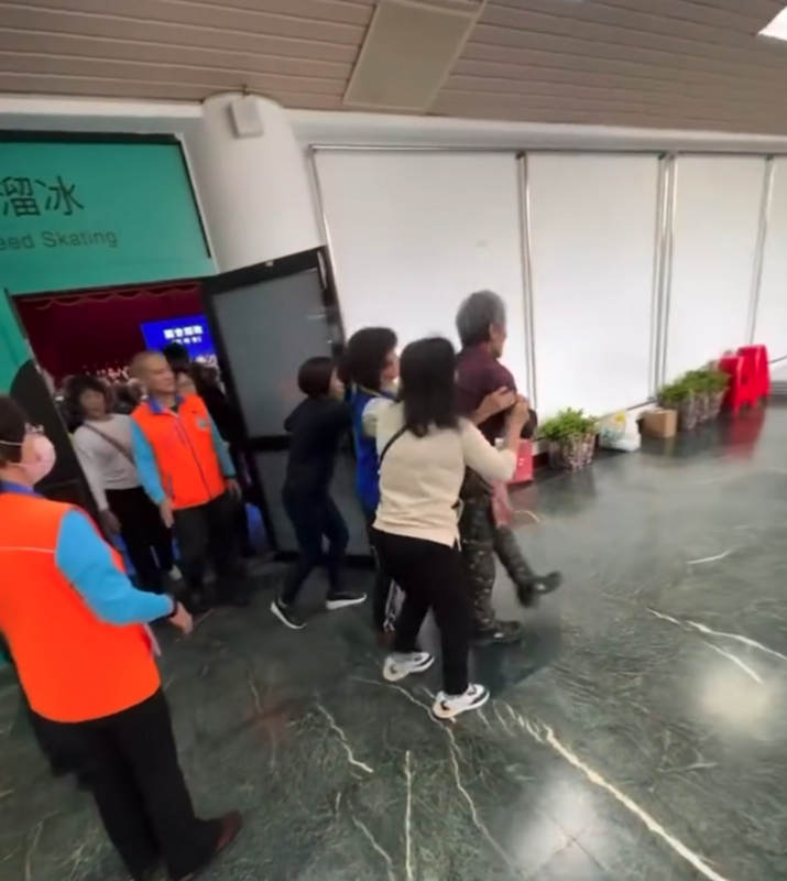 曾榮獲師鐸獎退休教師葉春蓮怒嗆傅崐萁「通匪」，並遭工作人員架離現場。 圖：翻攝自八炯Threads