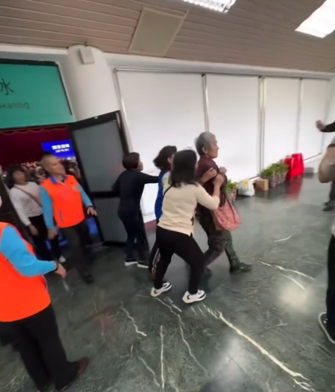 曾獲師鐸獎退休教師葉春蓮怒嗆傅崐萁「通匪」，並遭工作人員架離現場。 圖：翻攝自八炯Threads