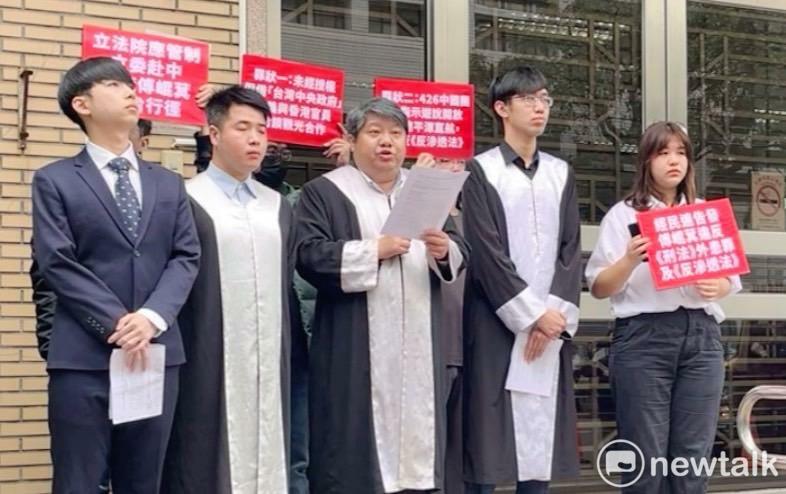 台灣經濟民主連合今日高舉兩大罪狀 告發傅崐萁違反刑法、反滲透法。 圖：金大鈞/攝