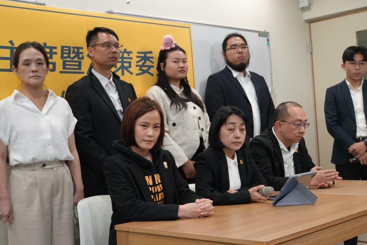 時代力量3日舉行「黨主席暨決策委員上任記者會」，並由連任的黨主席王婉諭率領決策委員與媒體會面。 圖：林朝億/攝