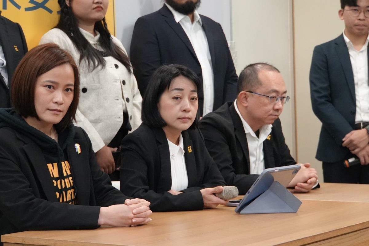 時代力量3日舉行「黨主席暨決策委員上任記者會」，並由連任的黨主席王婉諭率領決策委員與媒體會面。 圖：林朝億/攝