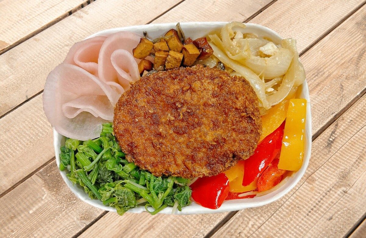 龍虎好屏便當，主菜以酥炸龍虎石斑魚排佐以台南楠西梅醬，酸甜鹹香，開胃爽口。 圖：台鐵公司／提供