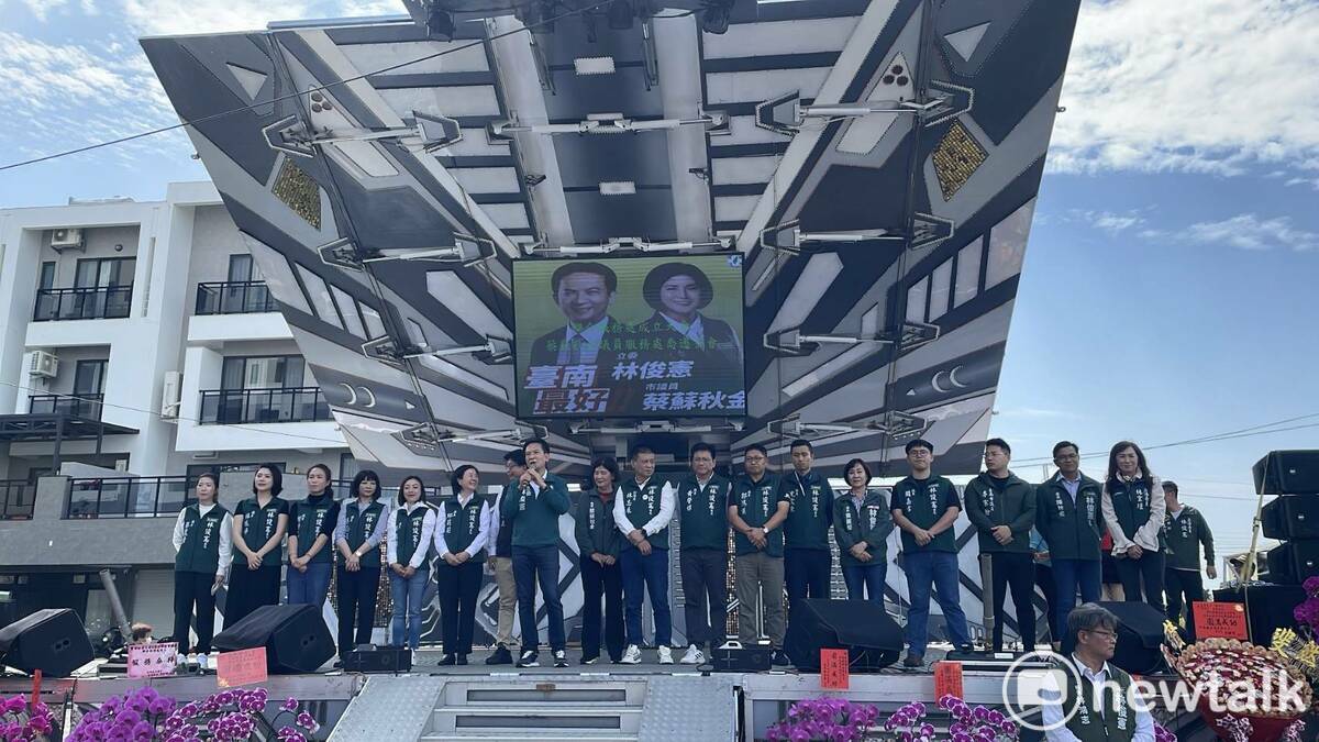 台南市議長邱莉莉等人昨日在林俊憲佳里區聯合服務處成立大會中質疑陳亭妃與其子弟兵在2018年台南市議長選舉時，配合國民黨議員跑票，令擁有過半席次的民進黨丟失議長寶座，因此市長初選一定要支持「不背骨」的林俊憲。 圖：林俊憲服務處提供