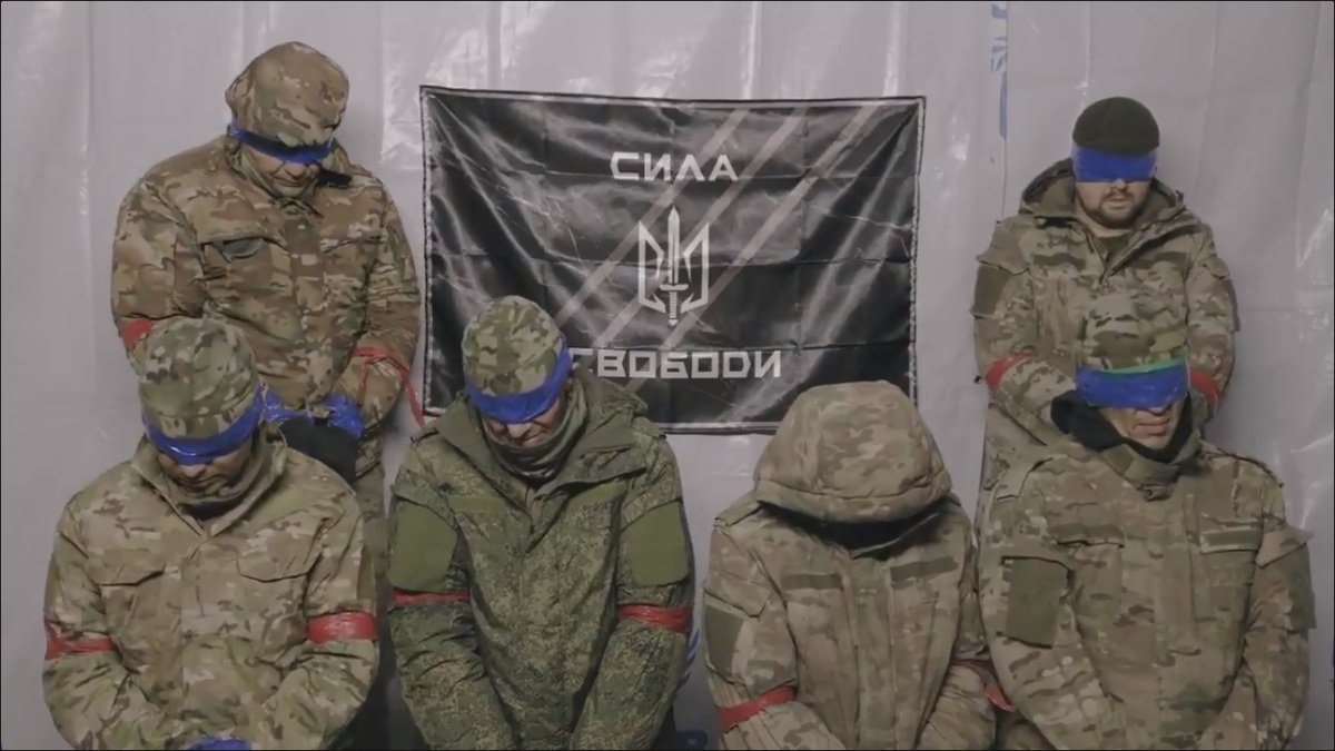 與拒絕戰鬥的俄軍士兵相比， 1 名英勇的烏軍士兵單槍匹馬的挑戰 6 名俄軍士兵，並成功將敵人全數俘虜。 圖：擷取自 @Aurora107E X 分享影片
